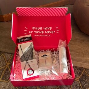 Foot Petals Gift Box Set: Water Repellent Treatment and wipes